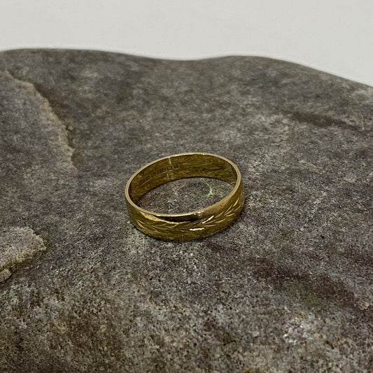 Vintage 9ct Gold Wedding Band with Decorative Leaf Pattern